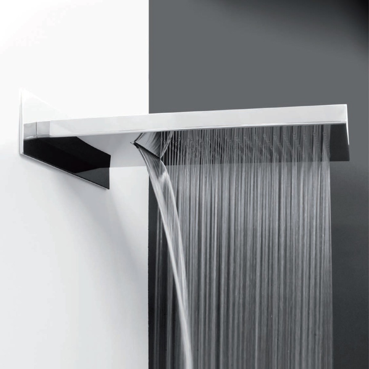 soffione a muro con cascata finitura super mirror