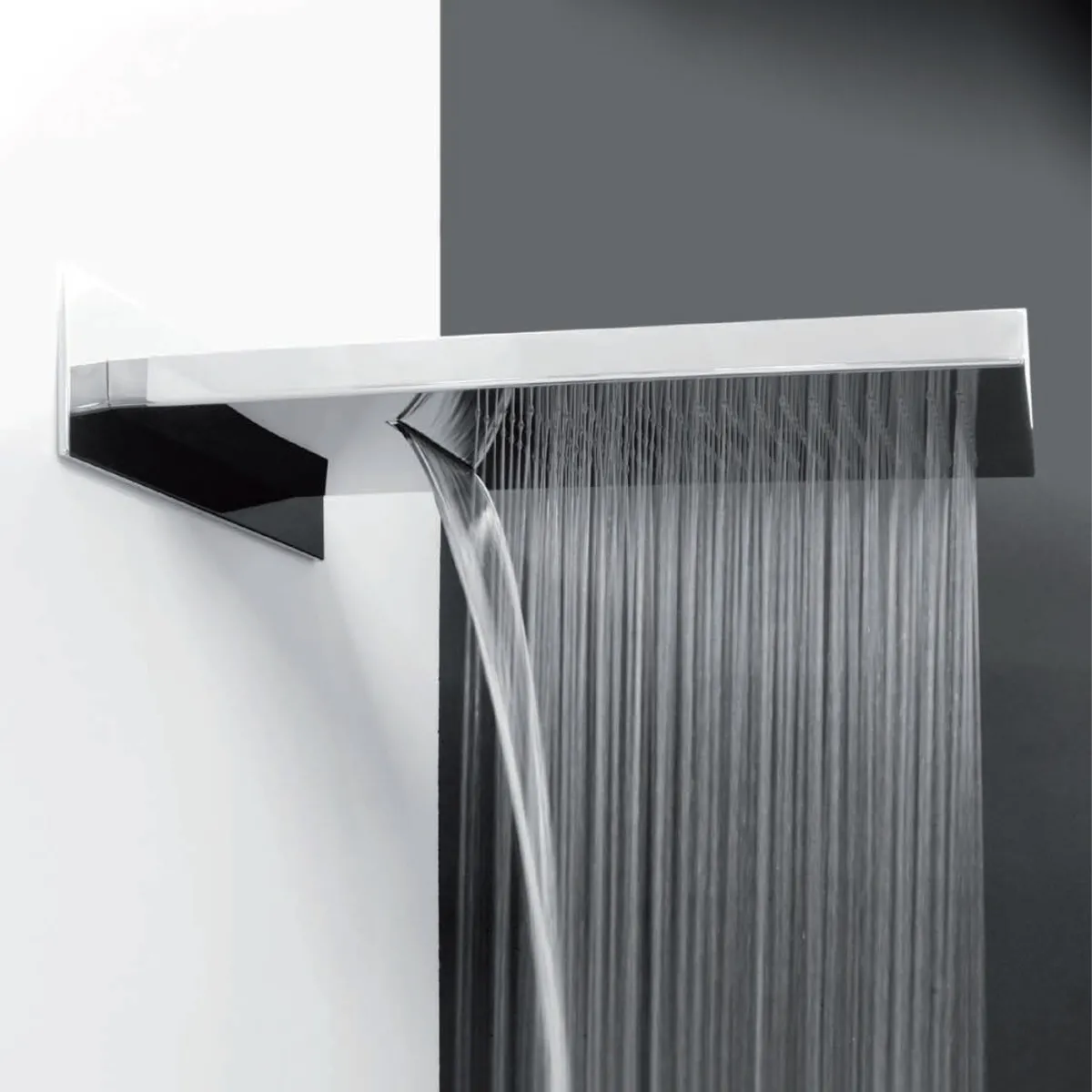 soffione a muro con cascata finitura super mirror