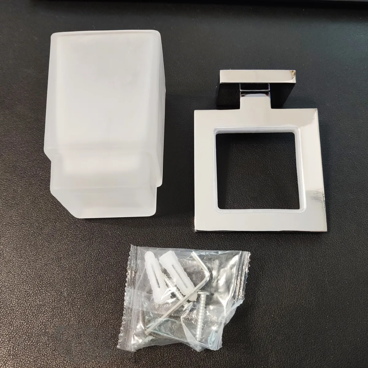 Quadratischer Wandzahnbürstenhalter aus verchromtem Stahl...
