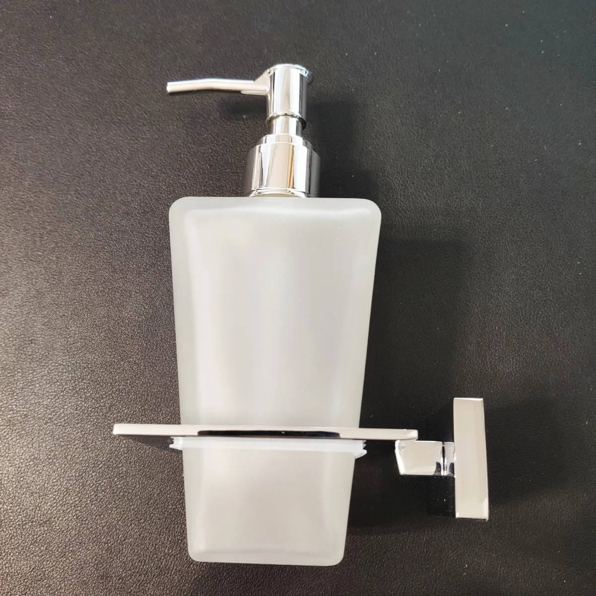 Porta sapone liquido in vetro con finiture cromate...