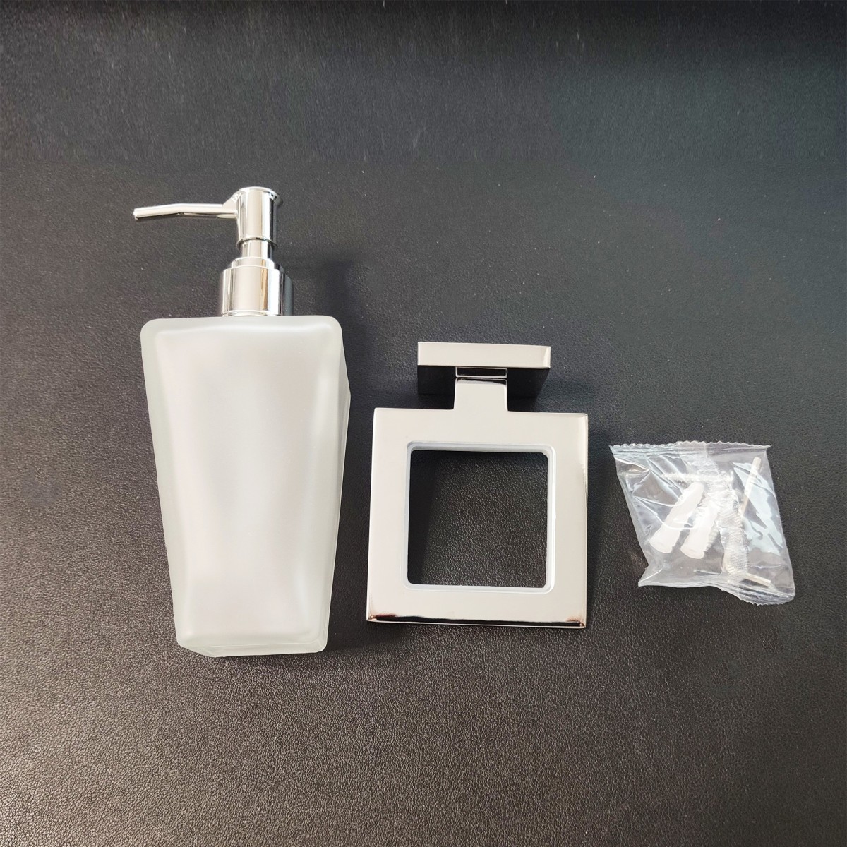 Porta sapone liquido in vetro con finiture cromate...