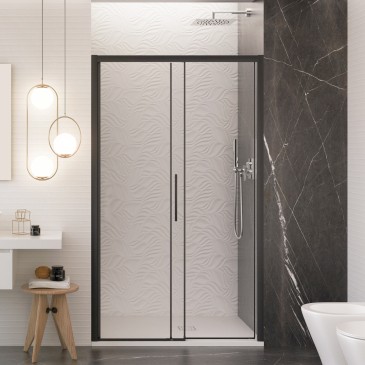 Ambientazione bagno contemporaneo con porta doccia a nicchia nera Lagoa, abbinata a rubinetteria nera e rivestimenti moderni.