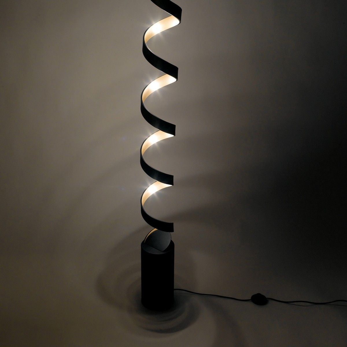 Lampadaire LED spiralé noir ou blanc | Mondialshop