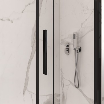 Maniglia di design minimale in finitura nero opaco coordinata ai profili del box doccia Lagoa, impugnatura ergonomica.