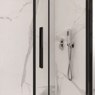Maniglia di design minimale in finitura nero opaco coordinata ai profili del box doccia Lagoa, impugnatura ergonomica.