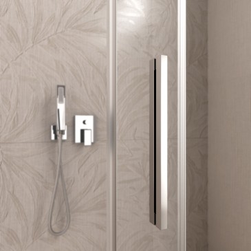 Maniglia di design verticale in metallo cromato per la porta scorrevole del box doccia Lagoa-Trio, stile minimale ed ergonomico.