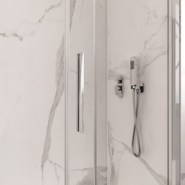 Maniglia di design in metallo cromato lucido installata sulla porta scorrevole del box doccia Lagoa-Trio, stile minimale.