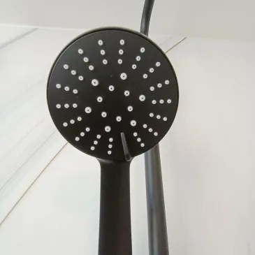 Colonne de douche noire avec mitigeur 25 ou 30 pommeau de douche avec deux sorties Thermostatique et douchette à main | Piave No