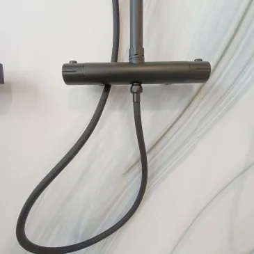 Colonne de douche noire avec mitigeur 25 ou 30 pommeau de douche avec deux sorties Thermostatique et douchette à main | Piave No