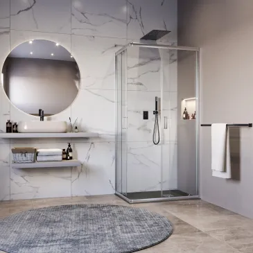 Installazione angolare del box doccia Matias h195 in un bagno moderno, design minimale con profili cromati e vetri trasparenti.