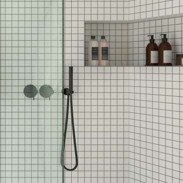 Ensemble pommeau de douche rond noir et support avec sortie d'eau