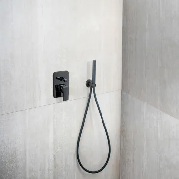 Ensemble pommeau de douche rond noir et support avec sortie d'eau