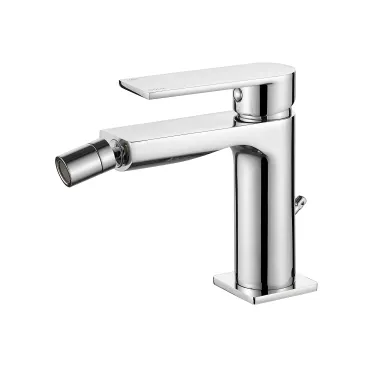 perfetta unione tra estetica moderna e funzionalità. Lavabo, bidet e doccia in una brillante finitura cromata.