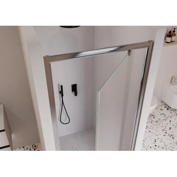 Particolare della guarnizione inferiore e del profilo di tenuta per porta battente Adele, protezione contro le uscite d'acqua.