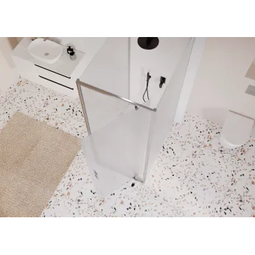 Installazione moderna del box doccia Adele 6mm opaco, design minimale senza profili orizzontali per un effetto luminoso.