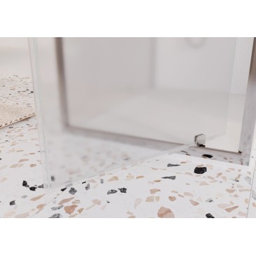Particolare delle guarnizioni magnetiche e salvagoccia del box doccia Adele.