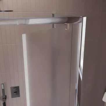 Dettaglio dei pannelli laterali fissi in vetro opaco del box Java, stabilità strutturale per installazioni a centro parete.