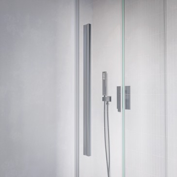 Maniglia verticale squadrata in metallo cromato lucido, design minimale ergonomico coordinato alla serie Zara h200.