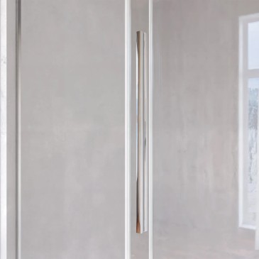 Maniglia verticale squadrata in metallo cromato lucido della linea Zara, estetica minimale e impugnatura ergonomica.