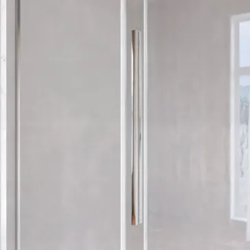 Maniglia verticale squadrata in metallo cromato lucido della linea Zara, estetica minimale e impugnatura ergonomica.