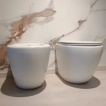 Mattweißes WC und Bidet mit...