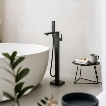 ARPELS schwarze, freistehende, quadratische Badewannenarmatur zur Bodenmontage