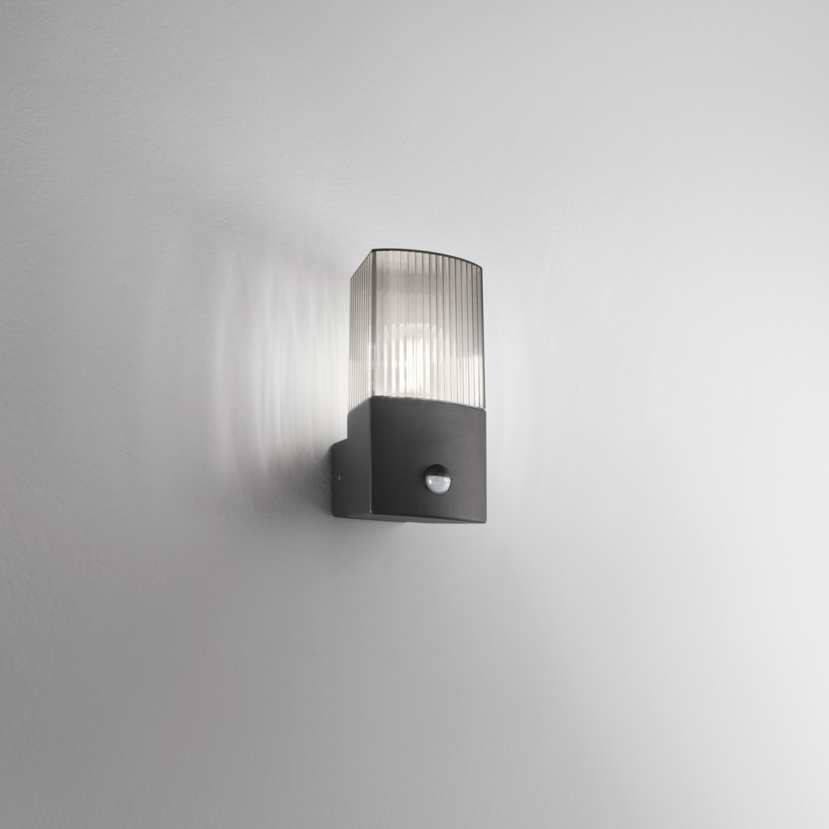 APPLIQUE DARK ANTRACITE/FUME' 1XE27 IP54 CON SENSORE...