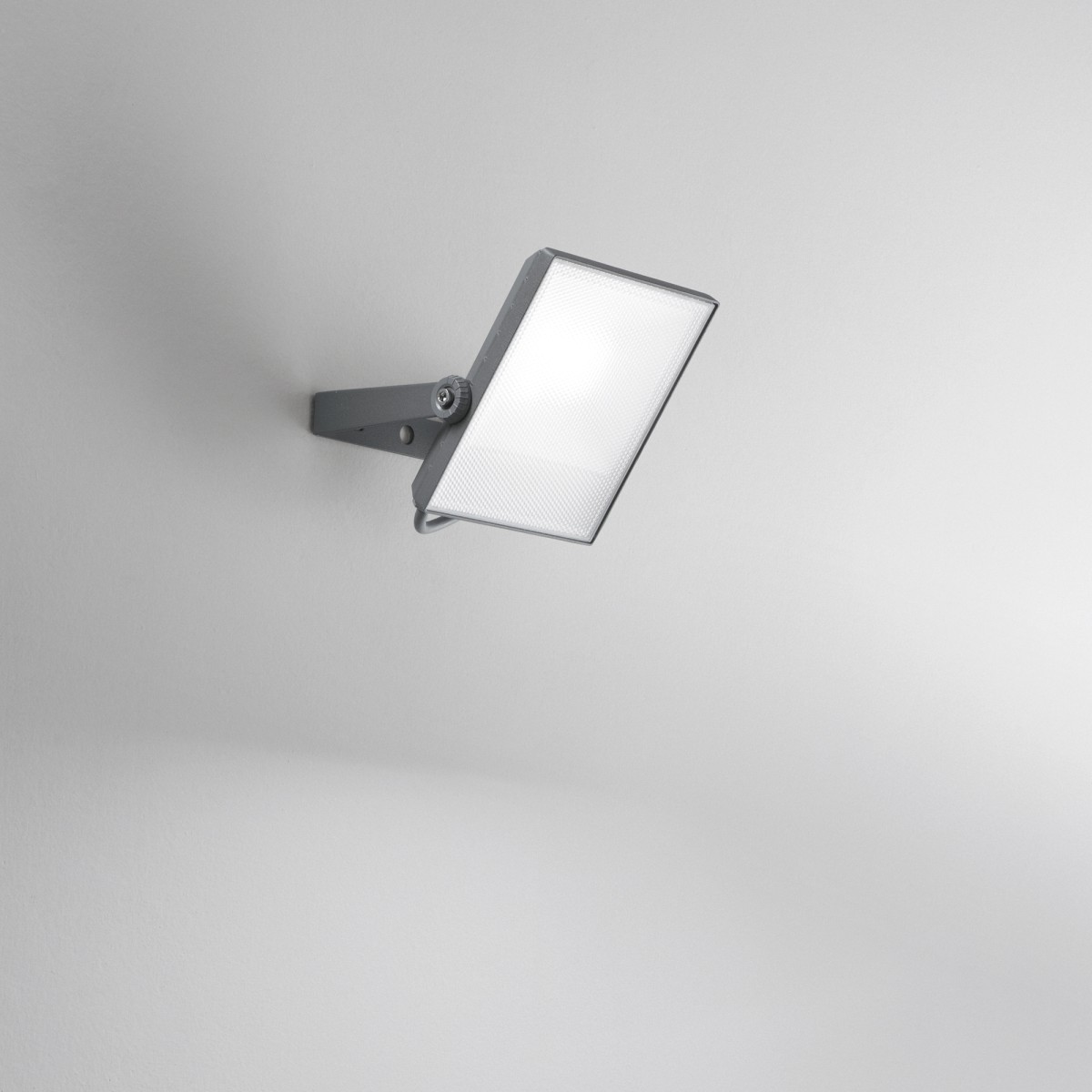 AXEL SILVER LED-Projektor 30W 3300LM CCT IP65 17,3X4,1X22CM