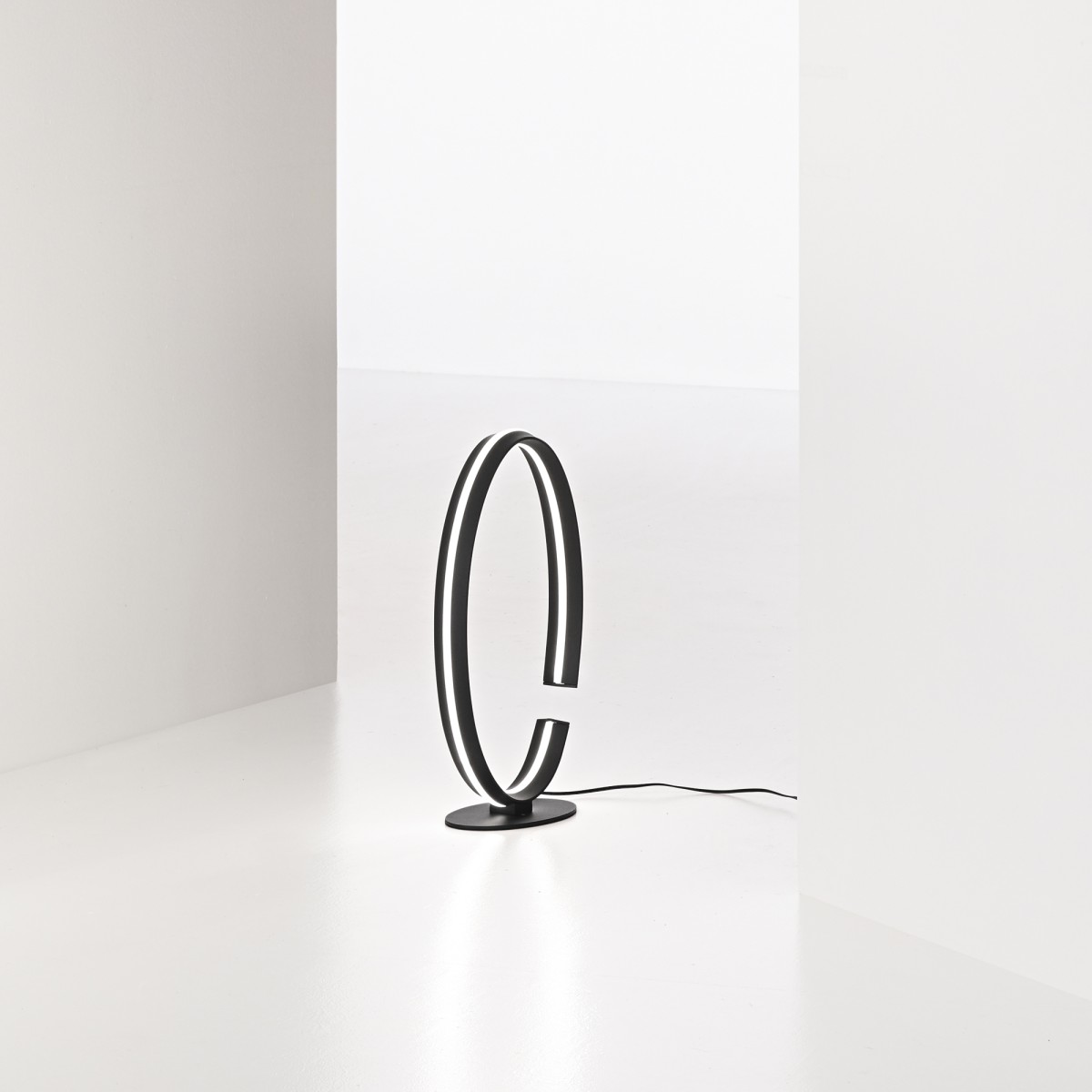 LUME LED CLARKE NERO 20W 2050LM 4000K 22X4X41CM