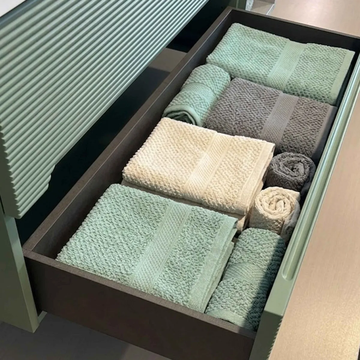 Salbeigrüner, wandhängender Badezimmerschrank mit...