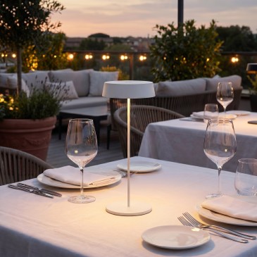 Lampada da tavolo ricaricabile per esterni disponibile in 4 varianti di colore 2.2W
