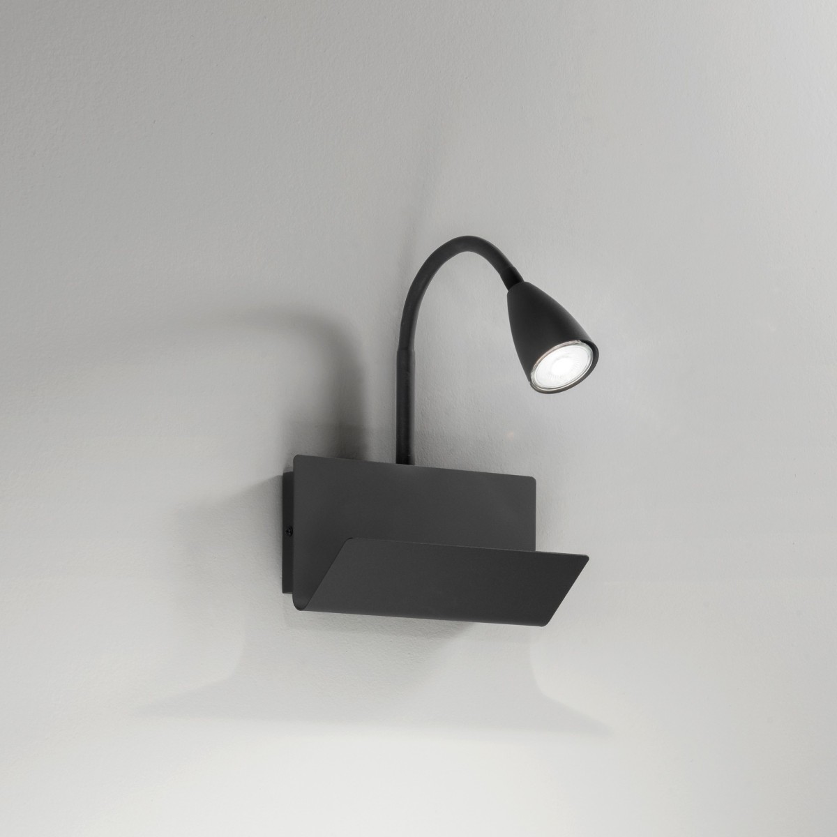APPLIQUE GULP FLESSIBILE NERO CON USB 2A 1XGU10 23X27X49CM