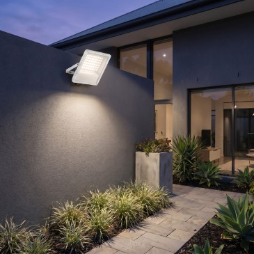 Moderner LED-Fluter im Außenbereich, erhältlich in Weiß oder Silber, 50 W