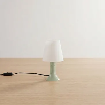 lampada da comodino in 5 varianti dotata di portalampada standard E14.
