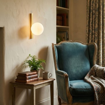 applique moderna proposta nella versione nera opaca o nella luminosa variante oro, perfetta per interni di stile.