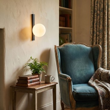 Lampada da parete moderna Disponibile in nero o oro con diffusore opale