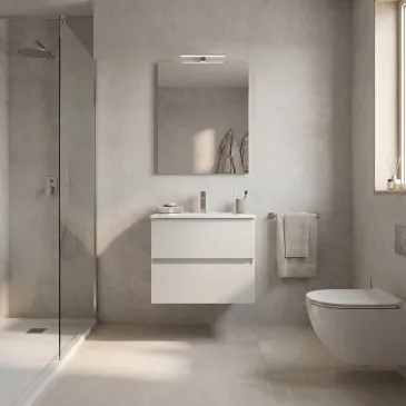 Meuble de salle de bain suspendu blanc laiteux avec finition côtelée, miroir et éclairage assortis.