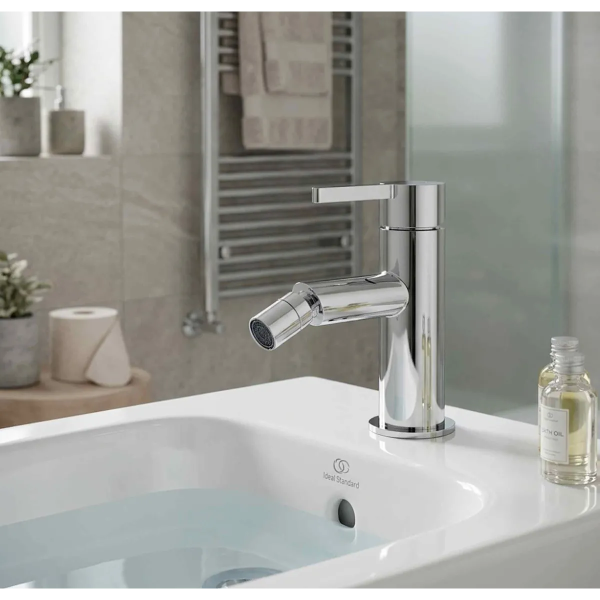 Urbaner wassersparender Bidet-Mixer aus Chrom