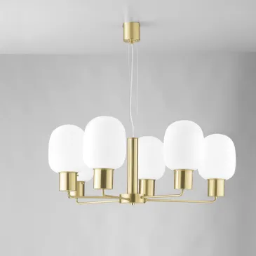 lampada a sospensione moderna in oro o argento per interni di lusso contemporaneo.