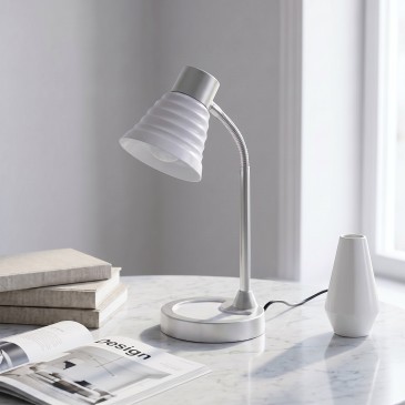 lampada moderna orientabile perfetta per creare giochi di luce mirati e suggestivi