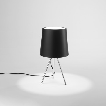 Lampada moderna treppiede 4 varianti: design slanciato, finiture di tendenza e luce diffusa per interni contemporanei.