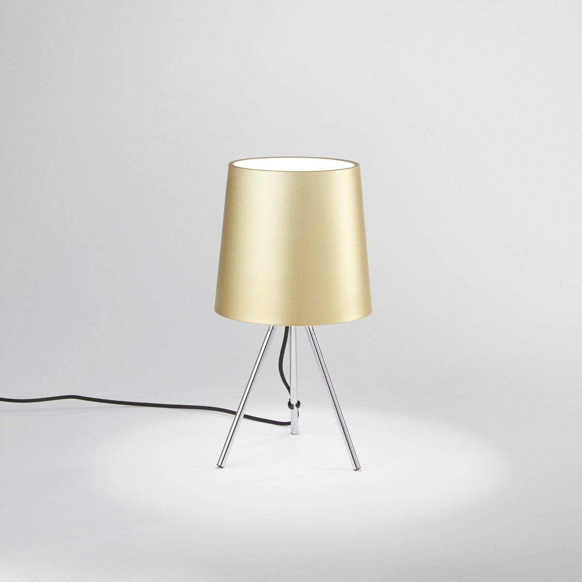 lampada moderna a treppiede proposta in quattro...