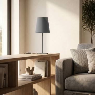 lampada da tavolo moderna proposta in tre distinte opzioni estetiche per interni curati nei dettagli