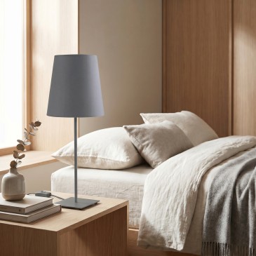 lume da tavolo moderno con tre varianti di design, perfetto per unire estetica e funzionalità quotidiana.