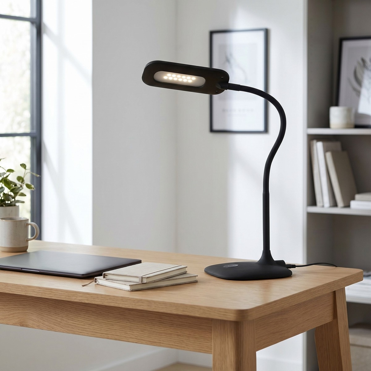 lampada da comodino LED con comandi touch per gestire la...