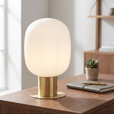 lampada da comodino moderna in cromo o oro, ideale per unire estetica ricercata e funzionalità quotidiana.