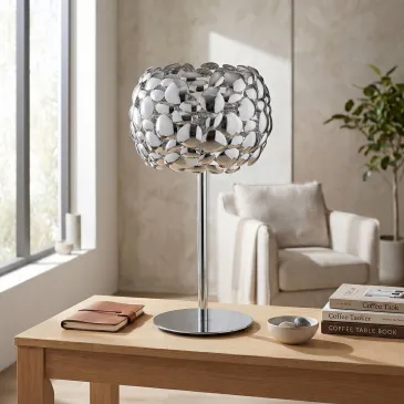 lampada da tavolo grande e contemporanea, proposta nell'iconica versione bianca opaca o cromo specchiato
