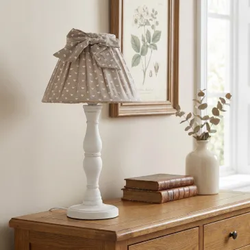 Lampada da Tavolo Classica Adatta per salotti e cameretta In legno naturale con paralume beige decorato E27