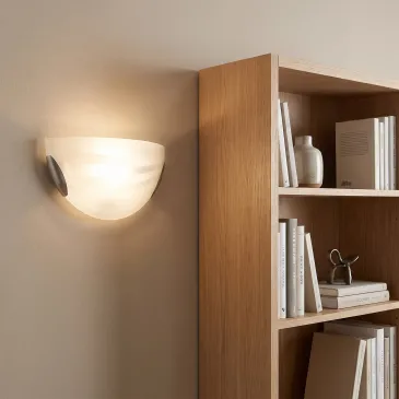 Applique murale demi-lune en verre satiné avec ampoule E27 | Mondialshop