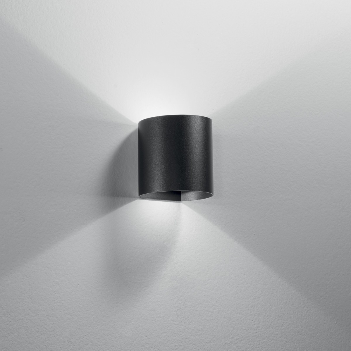 Weiße oder schwarze LED-Außenwandleuchte mit...